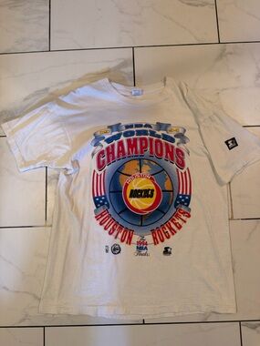 1994 Houston Rockets NBA Champions tee
👉 with Starter branding (on sleeve)